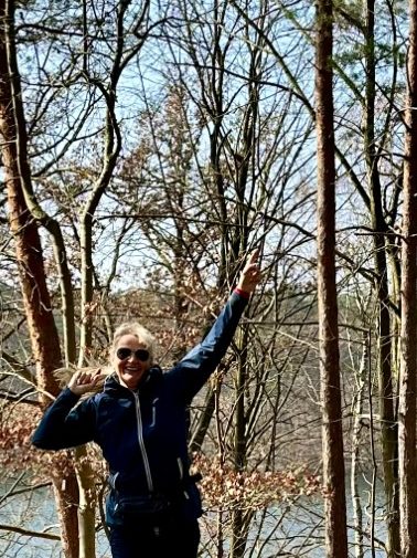 Neue Energie gewinnen zufriedene Klientin im Naturcoaching